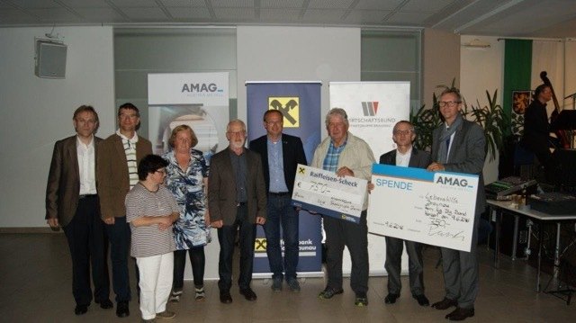 v.l.n.r.: Knauseder (WB), Vertreter der Lebenshilfe Braunau, Bürgermeister Waidbacher, Wolfgang Fink "Arnstofer Tafel", BH Wojak, Pressler (AMAG) | Foto: Privat