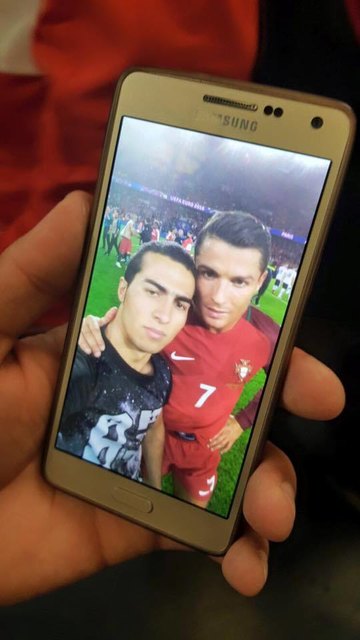 Berühmter als das Match Portugal gegen Österreich: Ein junger Flitzer stürmte nach dem Schlusspfiff das Spielfeld und ergatterte dieses Selfie mit Superstar Christiano Ronaldo | Foto: Wolfsberger AC
