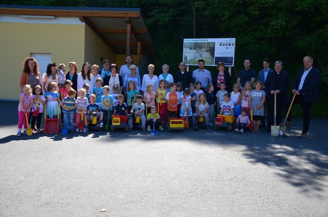 Die Kinder ließen sich den Spatenstich nicht entgehen.