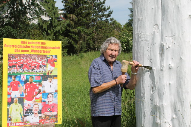Der Kronstorfer Bildhauer Wilhelm Gönner hat sich als nächstes Projekt die Nationalelf vorgenommen.