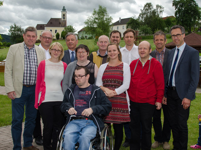 ei der Feier 10 Jahre Caritas Wohnhaus für Menschen mit Behinderungen in Raxendorf: Bürgermeister Johannes Höfinger, Emmerich Lang, Elisabeth Höfinger, Caritasdirektor Friedrich Schuhböck, Maria Bayerl, Gabriel Mykysa, Johann Bock, Bernadette Zeinzinger, Hannes Ziselsberger, Gerhard Frühauf, Klemens Lechner, Martin Kargl und Nationalrat Georg Strasser | Foto: Caritas / Karl Lahmer