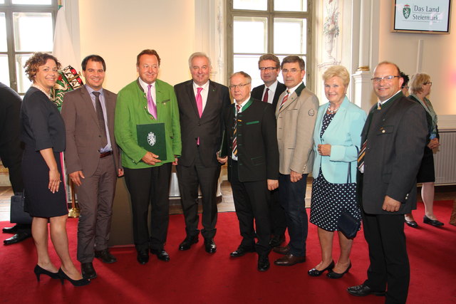 In der Aula ausgezeichnet: Josef Ober (5.v.r.) und Franz Schleich (3.v.l.). | Foto: KK