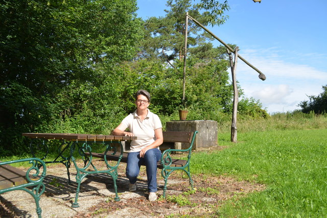 Maria Portschy beim Rastplatz neben dem "Puszta-Brunnen" in Podler