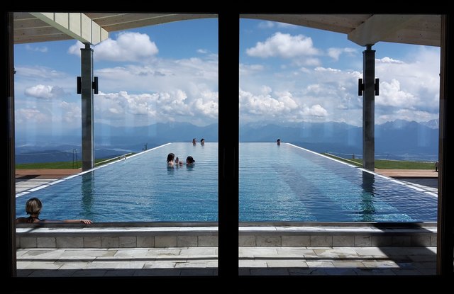 Blick aus dem neuen Kristall-Bad auf den 25 m Infinity Pool