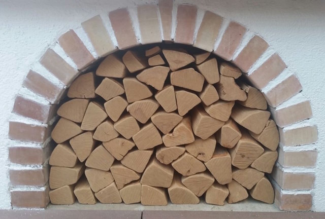 Splitterfrei, abgerundet und sauberes Kaminholz liefert die Firma