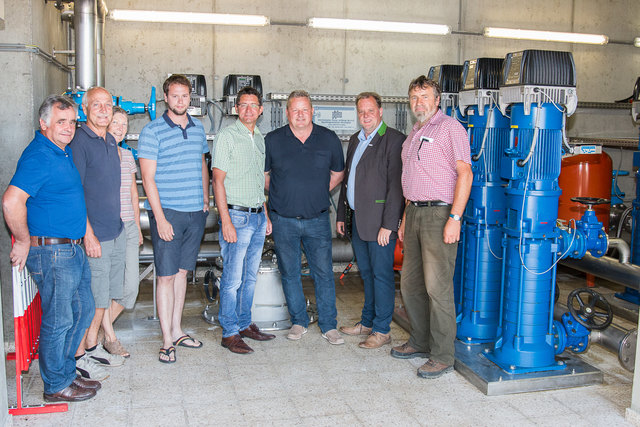 Wassermeister Werner Drolle mit interessierten Besuchern sowie Alexander Kröll, Wasserreferent Vbgm. Siegfried Huber, StR Andreas Fugger, Bgm. Martin Treffner und Reinhard Gaggl vom Wasserwerk Feldkirchen | Foto: pixelworld