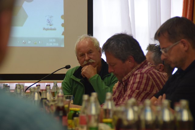 Die Köpfe waren nach dem Bericht der Bergbahnen bei allen Beteiligten gesenkt. | Foto: Angelika Pehab