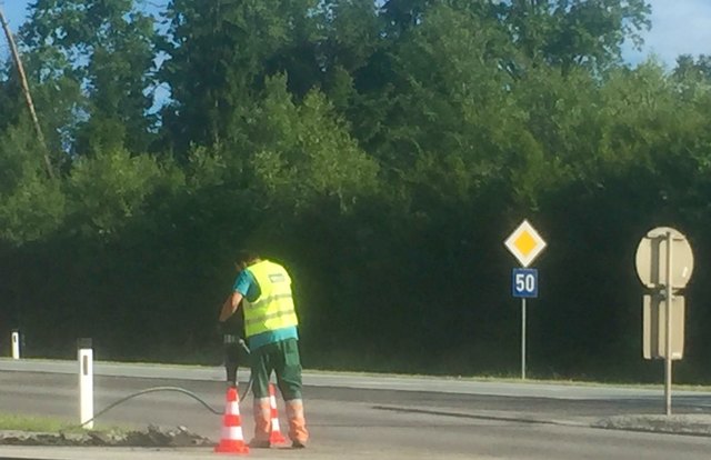 Die Straße vom Kreisverkehr in Kemeten zur Autobahnauffahrt der A2 wird abgetragen und um eine Kriechspur erweitert.