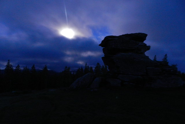 Ein erdbeerroter Supervollmond wurde uns vorhergesagt, den fand ich zwar nicht, aber kurz vor Monduntergang um 3.50 Uhr erwischte ich den Vollmond, bevor er in ein dickes Nebelmeer am Teufelstein eintauchte.