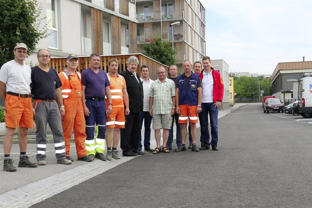 Vizebürgermeister Gottfried Haselmayer und DI Helmut Hardegger bedanken sich bei den Mitarbeitern des städtischen Wirtschaftshofes unter Jürgen Stundner und der Teerag Asdag | Foto: privat