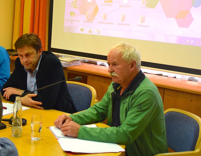 Ein schwerer Gang für Bergbahnen-GF Eugen Bernhofer: Er bittet die Abtenauer Gemeindevertretung um Ausschüttung der Rücklagen. | Foto: Angelika Pehab