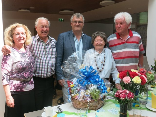 Die 95 jährige Maria Wechselberger (Mitte) mit Tochter Veronika Theodaud-Manzl, Gerhard Manzl, Bürgermeister Gerhard Obermüller und Sohn Helmut Wechselberger | Foto: Gem. Kirchdorf