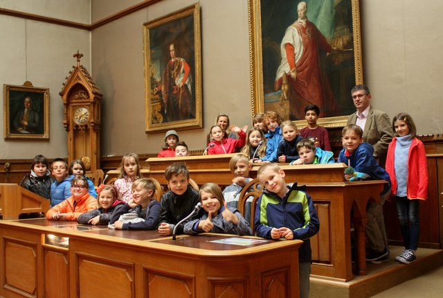 So friedlich wie bei dieser Kinderführung vor wenigen Wochen ging es am Dienstag Abend im historischen Sitzungssaal des Badener Rathauses nicht zu | Foto: Foto: psb/zVg