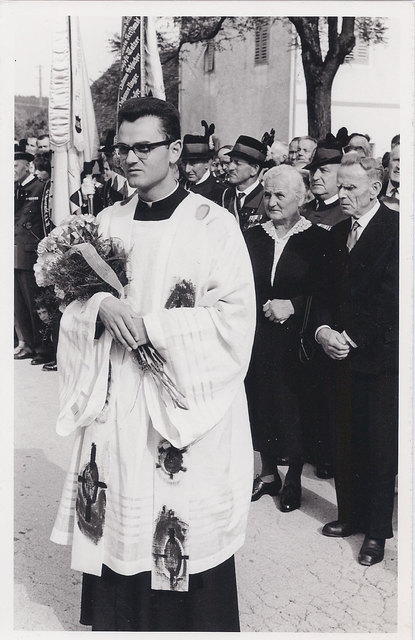 10. Juli 1966: Empfang für August Janisch nach der Priesterweihe in der Heimatgemeinde St. Ruprecht, im Hintergrund seine Eltern. | Foto: Kirisits