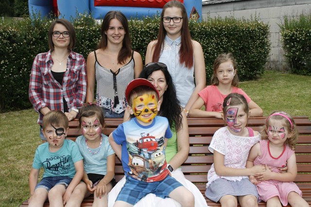 Leni Reichhold, Melanie Halbertschlager, Julia Watzinger Lisa Müller (hinten) mit Felix und Mia Schinnerer, Moritz und Monika Häusler sowie Susanna und Sarah Mitterauer (vorne). | Foto: Karner