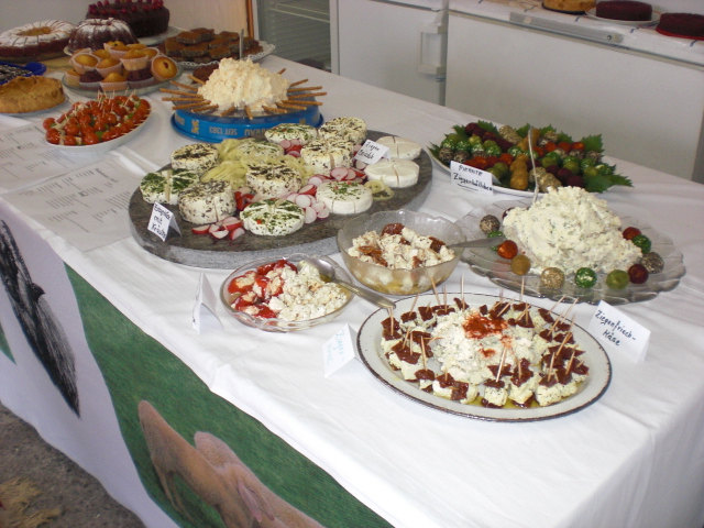 Verschiedenste selbstgemachte Produkte warten auf die Besucher beim Kikariki-Frühstück. | Foto: privat