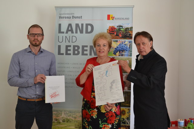 LR Verena Dunst präsentiert den Masterplan „Land und Leben“ gemeinsam mit Projektleiter Michael Förschner (r.) und Michael Fischer (ÖAR Regionalberatung)
