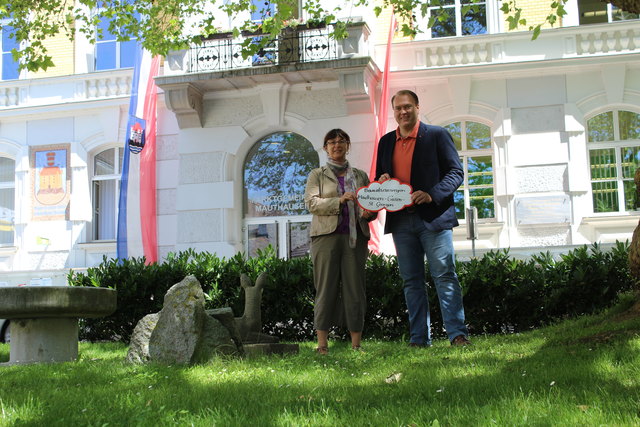 Im Gemeindeamt Mauthausen ist das neue Büro der Bewusstsseinsregion: Andrea Wahl mit Bgm. Thomas Punkenhofer.