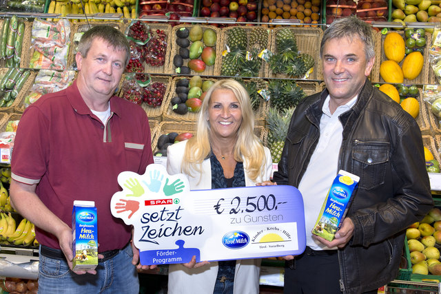 Kaufmann Peter Seder (Jenbach), die Obfrau der Kinderkrebshilfe Tirol, Ursula Mattersberger, und Thomas Osl von Tirol Milch in Wörgl. | Foto: Spar