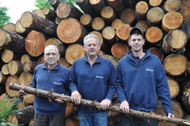 Drei Generationen, die Holz als Existenzgrundlage gewählt haben: Otto, Klaus und Thomas Hofer (von links) | Foto: Friessnegg