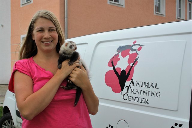 Anna Oblasser-Mirtl feiert das zehnjährige Bestehen ihres AnimalTrainingCenters.