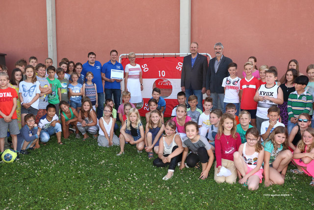 Die Schüler der Volksschule Voitsberg waren vom neuen Fußballtor begeistert. | Foto: FOTO KOREN