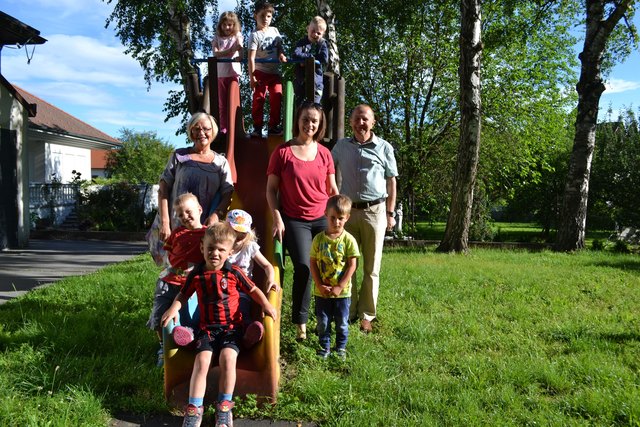 Bgm. Ingrid Salamon, Ortsvorsteher Hubert Lang, Leiterin Helga Illedits mit Kindern des KG Walbersdorf | Foto: Stadtgemeinde