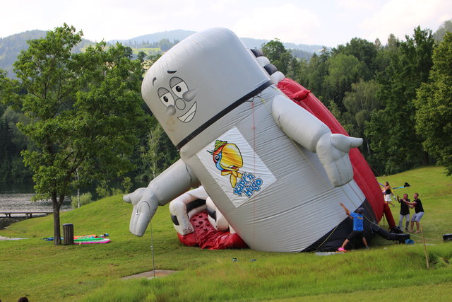 Horuck. Die Riesenrutsche wurde heute am Pibersteiner See aufgeblasen. | Foto: Cescutti