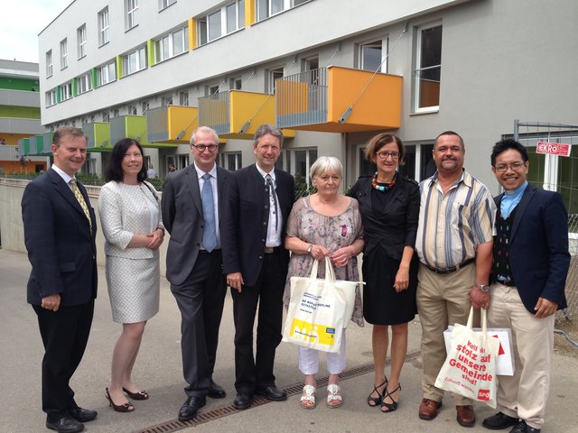 Johanna Mikl-Leitner (3.v.r.) mit Kittel (EGW) und Bgm. Fritz Quirgst (3.und 4.v.l.), sowie BH-Stellvertr. Merkatz, der Architektin, zukünftigen Mietern und Pfarrer Peter Paskalis (rechts).