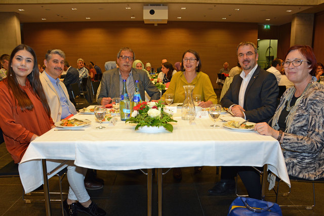 LRin Christine Baur und StR Gerhard Fritz (Mitte) beim Fastenbrechen „Iftar“ mit Burhan Türkmen und seiner Tochter Zerrin (links) sowie Zekirija Sejdini und Martina Kraml (rechts) von der Universität Innsbruck. | Foto: Land Tirol/Reichkendler