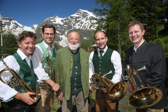 Wiesbachhornquartett um Hannes Schernthaner (Bürgermeister Gemeinde Fusch a. d. Großglocknerstraße - 2.v.r) - sie hatten heute ihren ersten Auftritt - und Sepp Forcher vor der Kulisse des Wiesbachhornes. | Foto: grossglockner.at