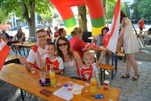 Zahlreiche Familien kamen und jubelten für Österreich
