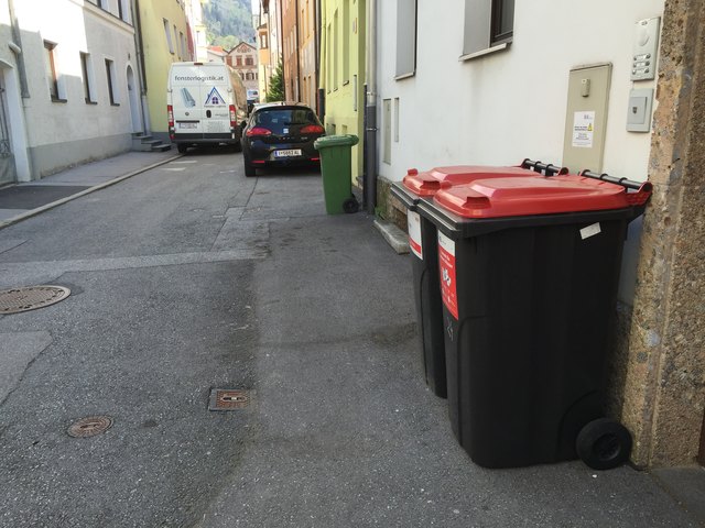 Infolge einer Klage entschied sich die Stadt ihr Wertstoffsammelsystem umzustellen: Automatisch gehen auch neue Probleme einher. Zu wenig Platz in den Häusern, zu schwere Tonnen für ältere Generationen, aber auch stinkender Müll und ein "scheussliches Stadtbild" stört die AnrainerInnen.