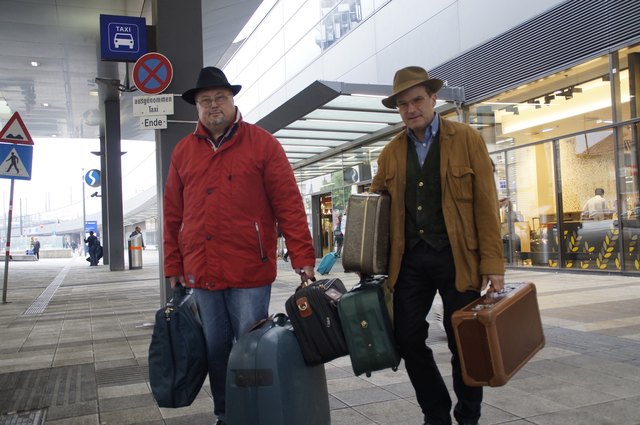 Ohne Hilfe müssen Gerhard Scherl und Walter Papst ihre Koffer bis zu den Gleisen schleppen.