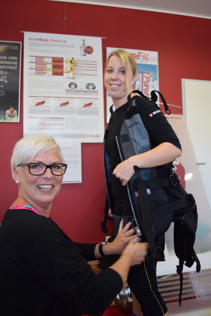 Brigitte Schmid legte unserer Redakteurin Nadine de Carli den EMS-Anzug an.