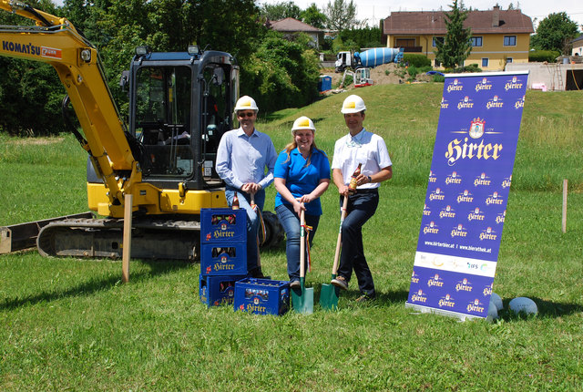 Spatenstich in Althofen: Georg C. Niedersüß, Geschäftsführer Griffnerhaus,  Bauherrin Andrea Ebner und Klaus Möller, Geschäftsführer Brauerei Hirt (von links) | Foto: Hirter Bier