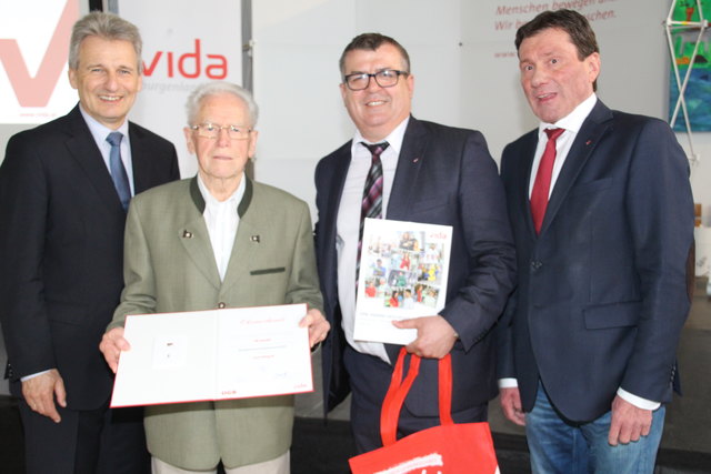 Seit 70 Jahren Gewerkschaftsmitglied: Josef Wisgrill nimmt Glückwünsche von Erich Foglar, Erich Mauerics und Gottfried Winkler entgegen. | Foto: ÖGB