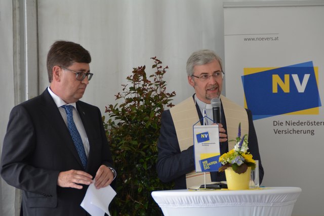 NV-Gebietsleiter Walter Fritz mit Stadtpfarrer Josef Kowar bei der Feierlichkeit in Wieselburg.