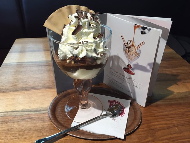 Bei der Konditorei Peintner in der Hörtnaglpassage gibt es beim Coupe Dänemark von allem reichlich: Cremiges Vanilleeis wird mit Sahne und Bitterschokoladen-Raspeln garniert. Eine knusprige Waffel komplettiert den köstlichen Eisbecher. | Foto: Cincelli