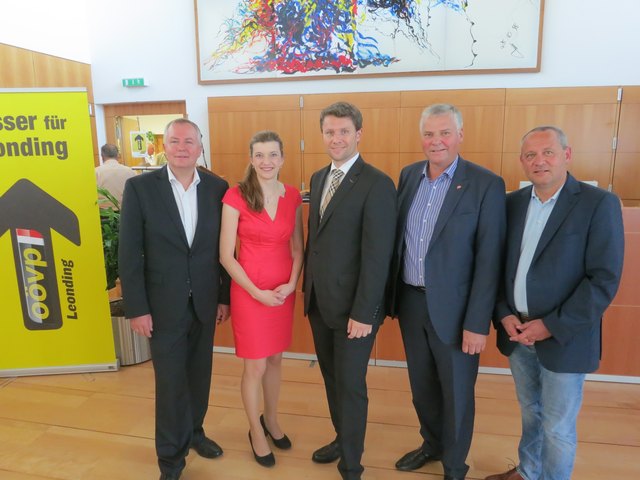 Im Bild (v. l. n. r.): 1. Stellvertreter Thomas Haudum, 2. Stellvertreterin Bernadette Huber, Stadtrat Thomas Neidl, Vizebürgermeister  Franz Bäck, Landtagsabgeordneter Wolfgang Stanek | Foto: ÖVP Leonding