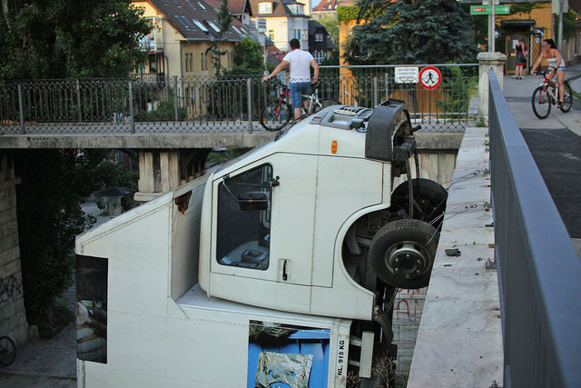 Installation des ukrainischen Künstlers Sasha Kurmaz