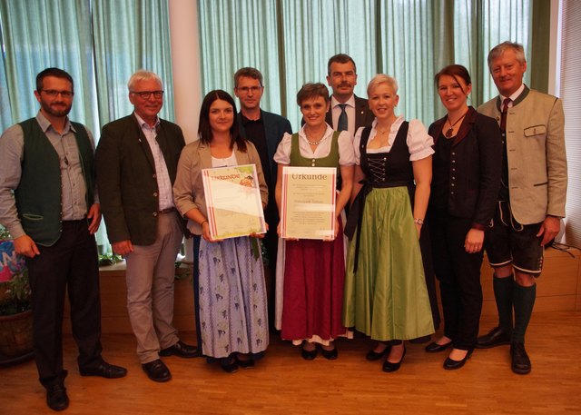 Katharina Ott (3.v.l.) und Sonja Tschugmell (5.v.r) nahmen die Urkunden im Beisein der Ehrengäste entgegen. | Foto: Naturpark