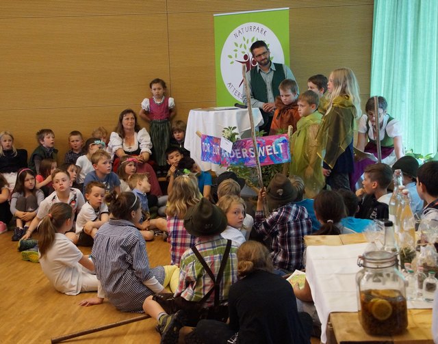 Die Schüler präsentierten das Theaterstück "Holler - das Tor zur Anderswelt". | Foto: Naturpark