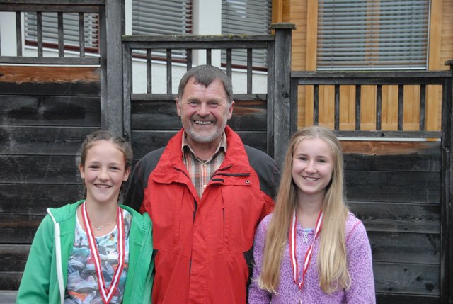 Julia Glanznig (links) und Elena Strasser (rechts) mit Obmann Stellvertreter Valentin Koller | Foto: Landesverband für Bienenzucht Kärnten