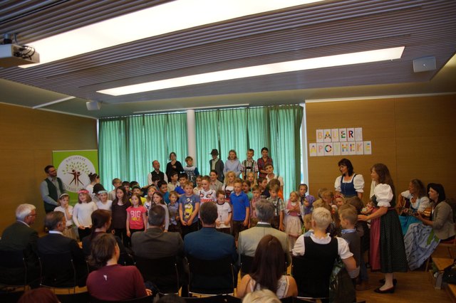 Kindergarten- und Schulkinder sangen gemeinsam zum Abschluss | Foto: Naturpark