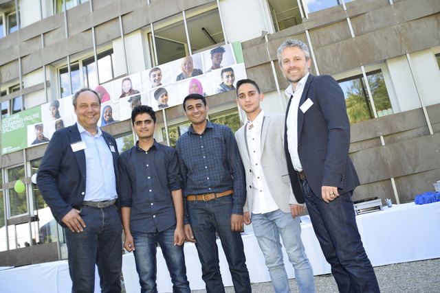 Wolfgang Arming (SOS Kinderdorf GF Salzburg) und Wolfgang Katsch (SOS Kinderdorf GF West-Österreich) mit drei ehemaligen Bewohnern, Umair, Hassan-Ali und Rulan.