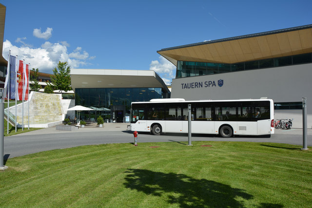 Einder der Busse vor dem Wellness-Resort in Kaprun. | Foto: Tauern Spa