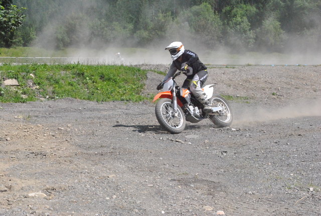 Waghalsige Manöver gehören für die Enduro-Fans zu jedem guten Parcours dazu