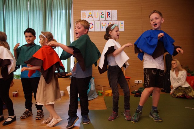 Das Theaterstück "Wurzelkinder" wurde von der 1. und 2. Klasse aufgeführt. | Foto: Naturpark