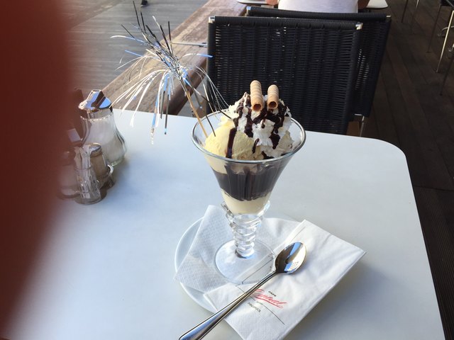 Beim Coupe Dänemark des Café Central im Zentrum von Innsbruck dominiert die Schokolade: Das Vanilleeis wird mit viel Schokosauce und Sahne präsentiert. Es war sehr viel Vanilleeis im Eisbecher – kaum zu schaffen! Aber sehr lecker. | Foto: Czingulszki